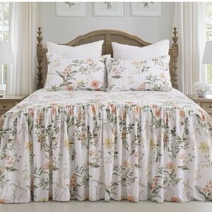Levtex Vivian Queen Floral Bedspread & Two Shams
NEW NWOT
FREE SHIPPING 🌺🥰